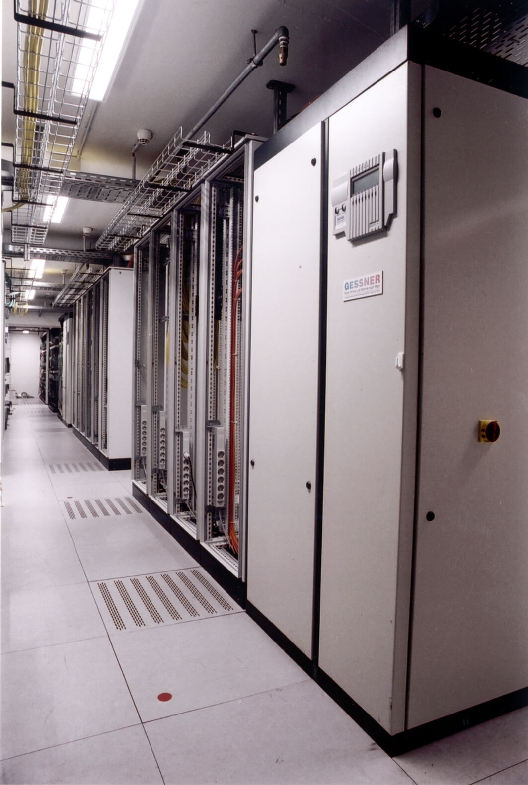 Modernes Rechenzentrum mit Server-Racks und Verkabelung für optimale IT-Infrastruktur.