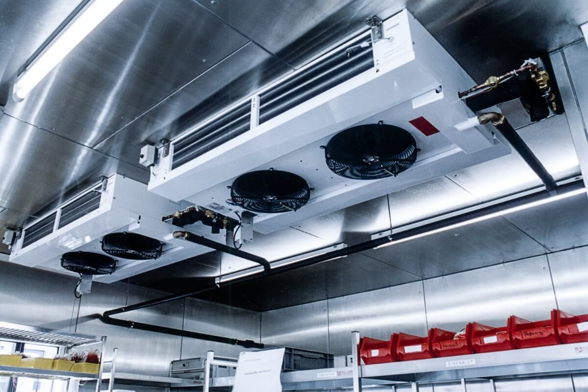 Gewerbliche Kühlung mit leistungsstarken Deckenventilatoren in einer industriellen Küchenumgebung.