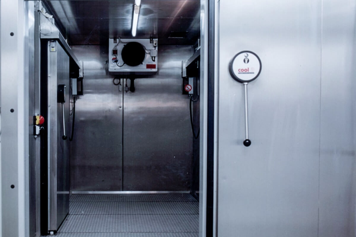 Industriekühlschrank mit Edelstahlausstattung, ideal für Lagerung in der Lebensmittelindustrie.