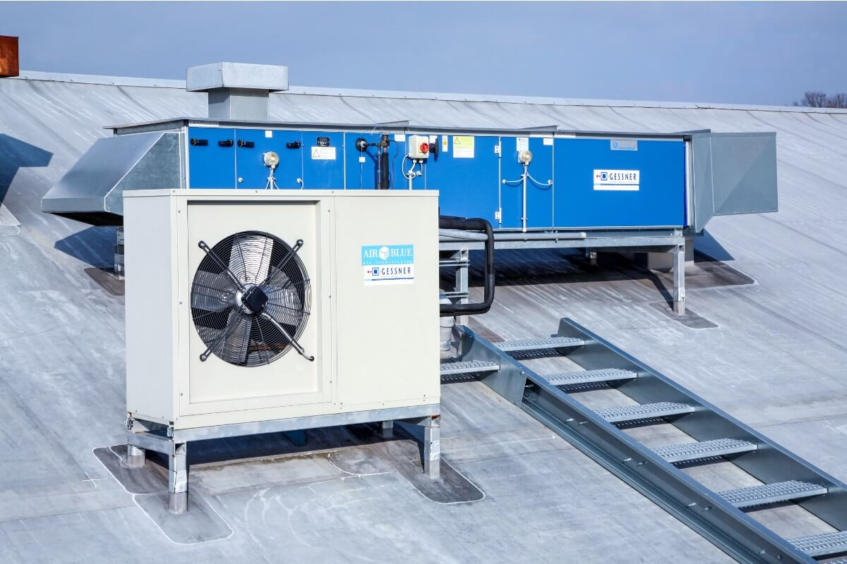 Klimaanlage auf Flachdach: Moderne Lüftungstechnik für effektive Gebäudeinfrastruktur.